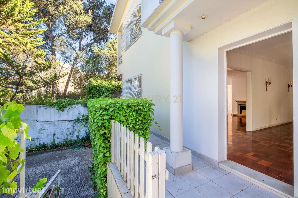 Moradia T4 Isolada com Piscina a 5 Minutos do Centro de Cascais-Next T