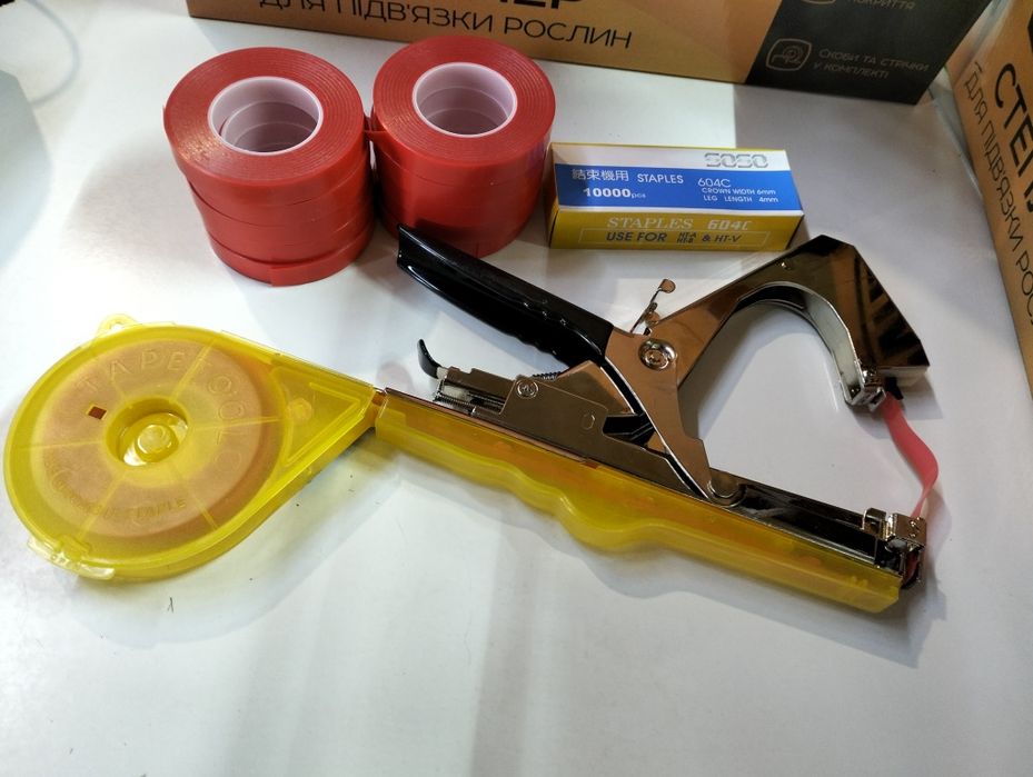 Степлер для підв'язки рослин з стрічкою і скобами у комплекті