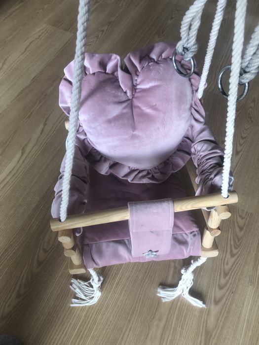 Huśtawka drewniana  dla dziewczynki