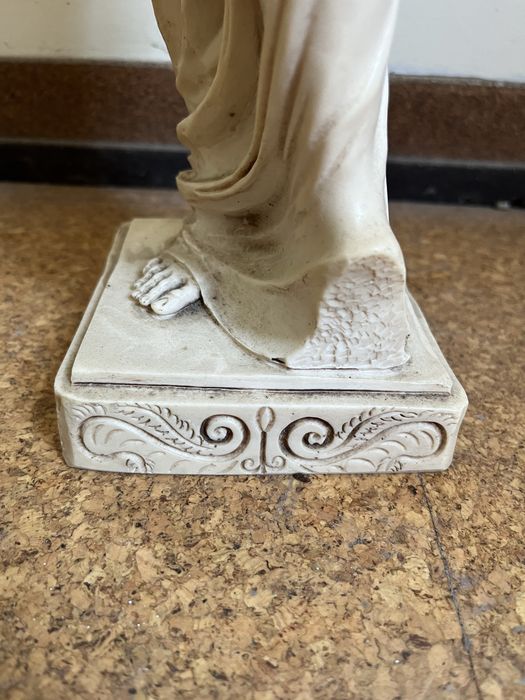 Escultura Feminina Clássica