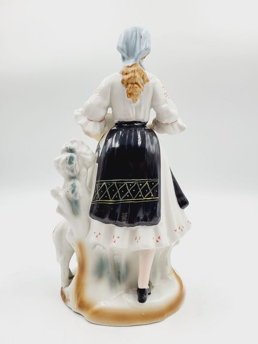 Piękna porcelanowa figurka pasterki