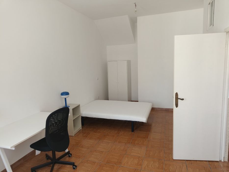 Quartos em moradia com jardim  Ramada Alta Porto