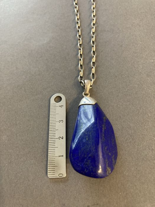 Naturalny lapis lazuli jako wisiorek w oprawce srebrnej