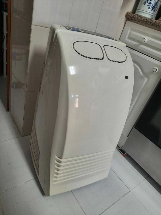 Vendo Ar Condicionado Portátil da marca Troia, modelo KYD-25/NC-E, em excelente estado de conservação e a funcionar a 100%.