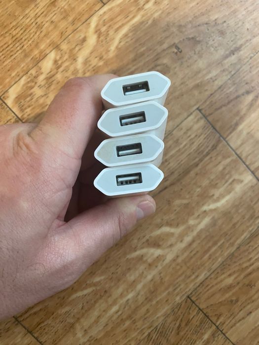 Оригінальний блок живлення Apple і 30 pin кабель.