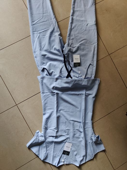 Błękitny komplet medyczny damski S. Niebieski scrubs medyczny damski spodnie medyczne błękitne S bluza medyczna błękitna  XS. Nowy zestaw medyczny