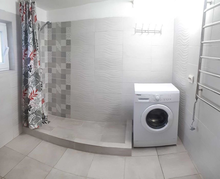 Біля термального басейну на 1-му поверсі 2-х кімнатна квартира.