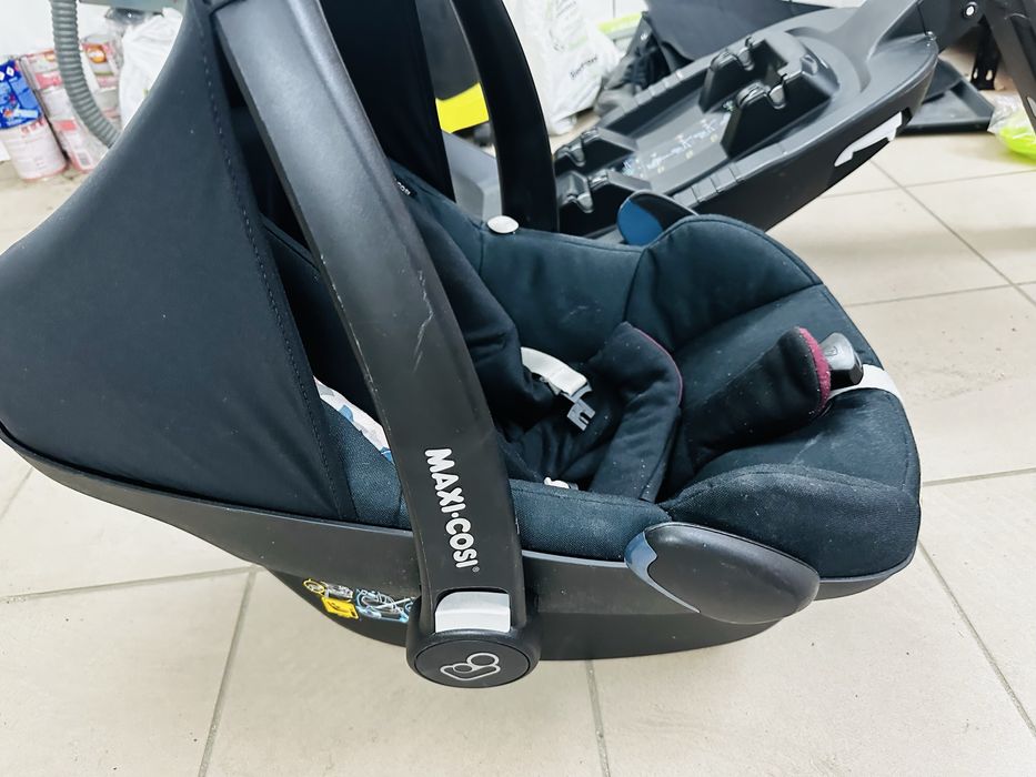 Fotelik łupina Maxi Cosi z bazą do auta