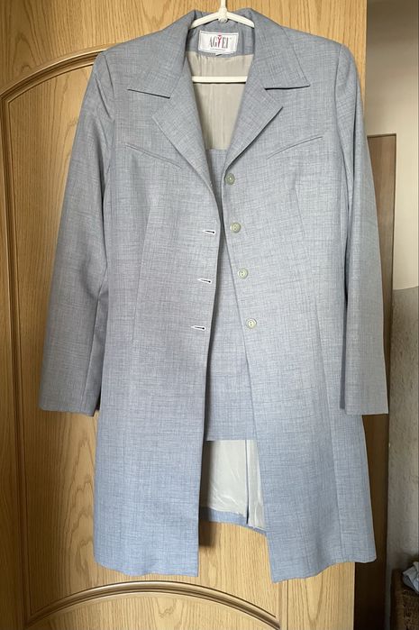 Garsonka ze spódniczką