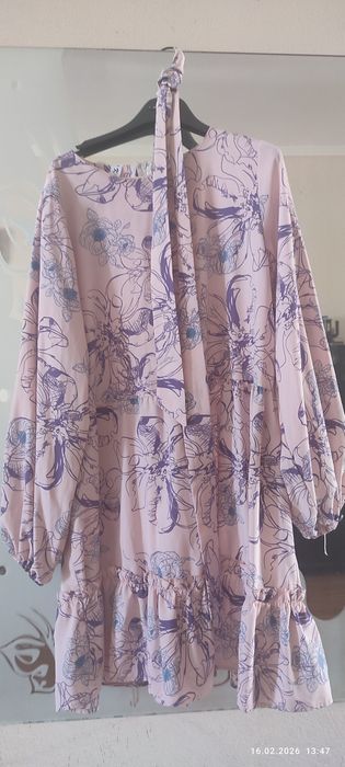 Платье пудровое с принтом