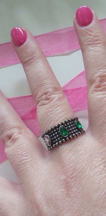 Anel prateado, em aço envelhecido, com 3 zirconias. T20