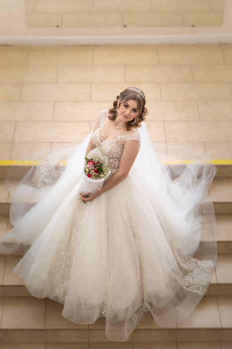 Весільна сукня та туфлі