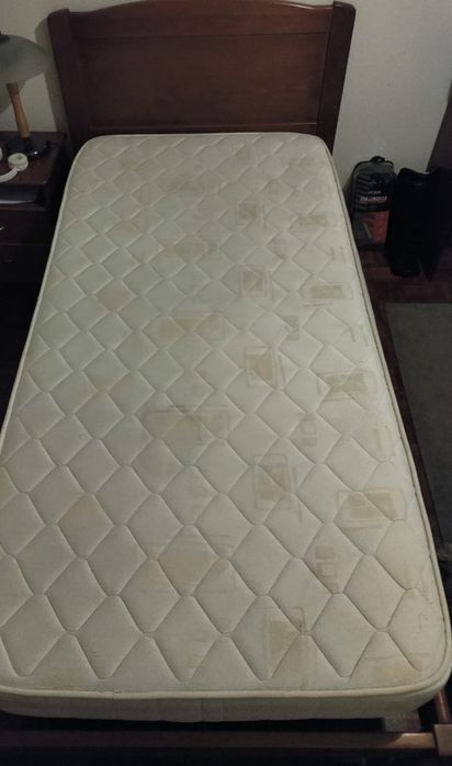 Cama com estrado e colchão