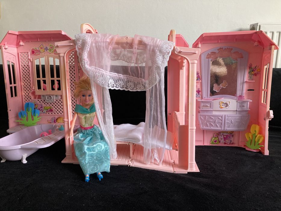 Dwa Domki Barbie rozkladane plus lale i ubranka