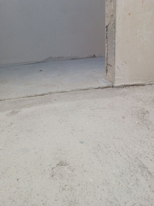 Obniżanie poziomu posadzki podłogi niwelacja frezowanie betonu kucie