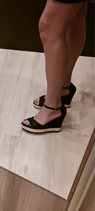 Siatkowe sandały na koturnie 39