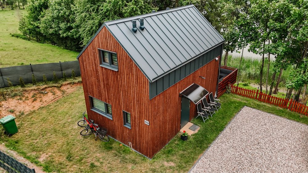 Domek na Mazurach z prywatna linia brzegowa.