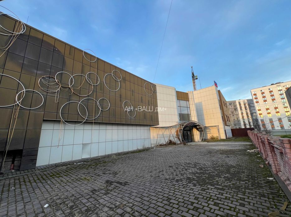 ОРЕНДА приміщення ПОРУЧ із ЖК "ЛИПКИ", закритий двір, власна ПАРКОВКА