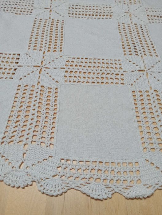 Pequena toalha de chá em estoupa e croche.