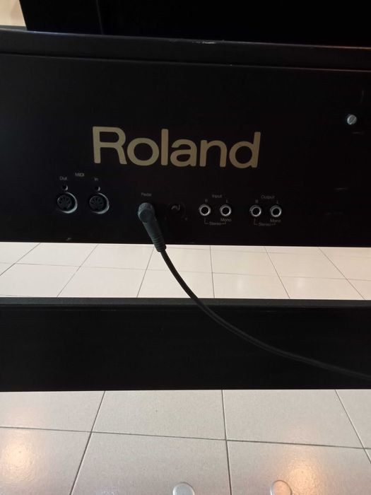 Piano ROLAND HP136