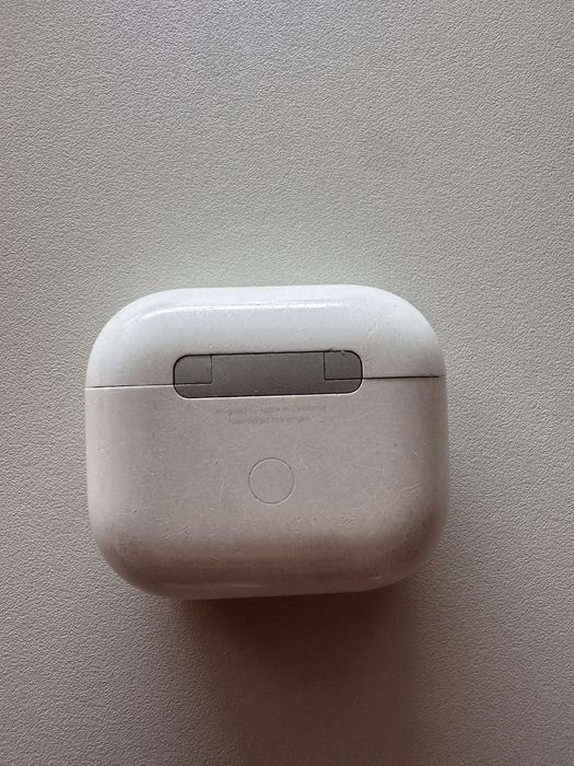 Кейс та лівий навушник Apple airpods3 model2566