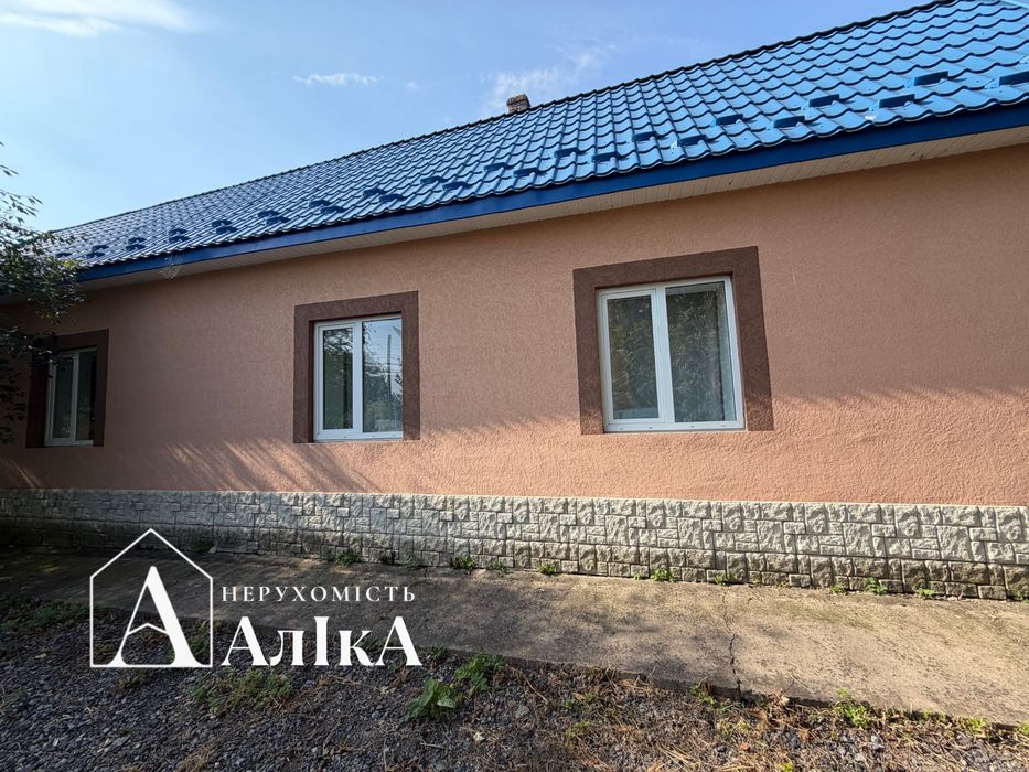 Продам два чудових будинки з ремонтом на одній території!