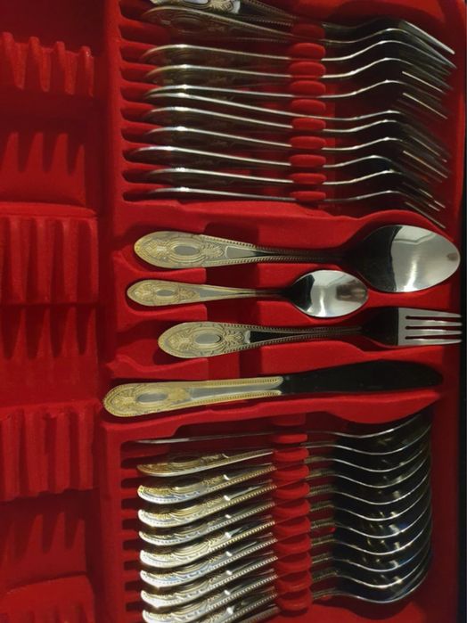 Sztućce Höffner zestaw dwu poziomowy srebrno zloty