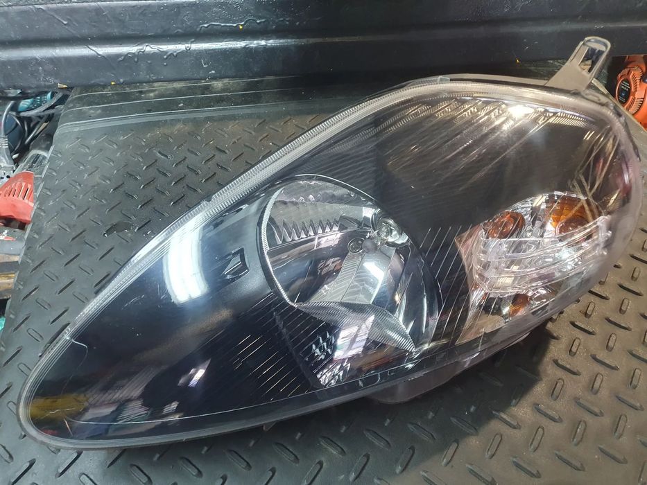 Lampa lewa przód Fiat Grande Punto czarna 05-11r. wersja Europa DEPO 08-661-1164L