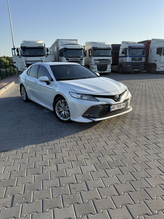 Продам офіційну Toyota Camry Hybrid 2019 року у максимальній комплектації Premium Plus