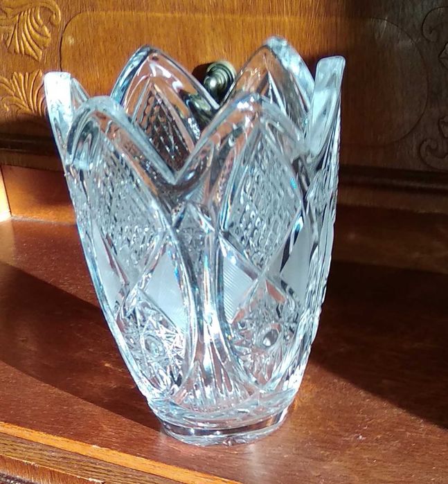 Фужеры, рюмки, ваза хрустальные.