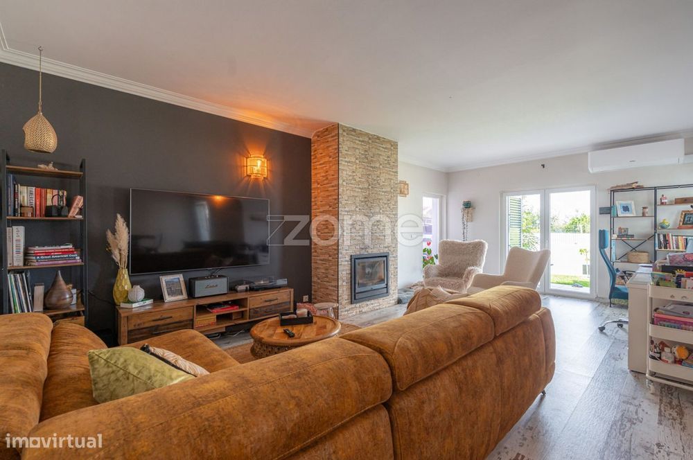 Moradia T4 térrea c/ sótão e terreno de 680 m² , Febres