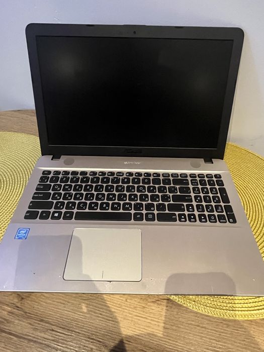 ASUS uzewanu