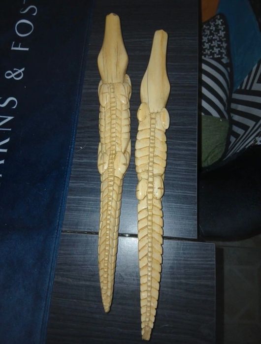 Esculturas decorativas de crocodilos cor marfim