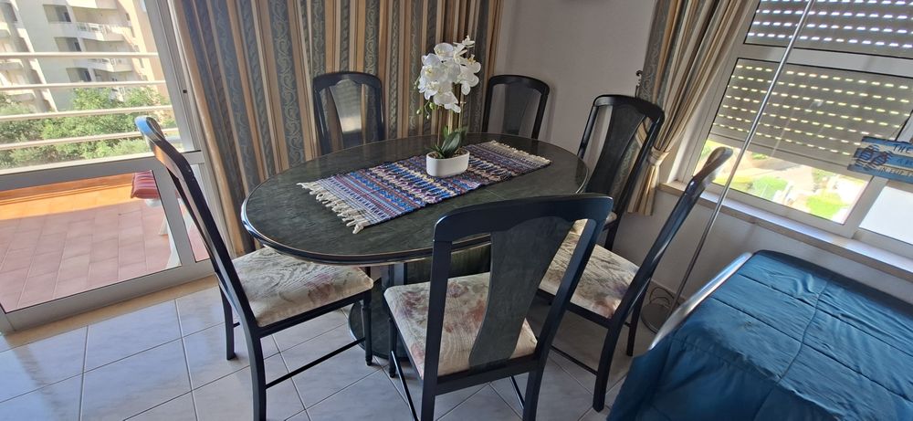 Mobília completa para sala. Estante, aparador, móvel TV, mesa centro, mesa jantar com 6 cadeiras, sofá cama 3 lugares e sofá individual ambos em pele.