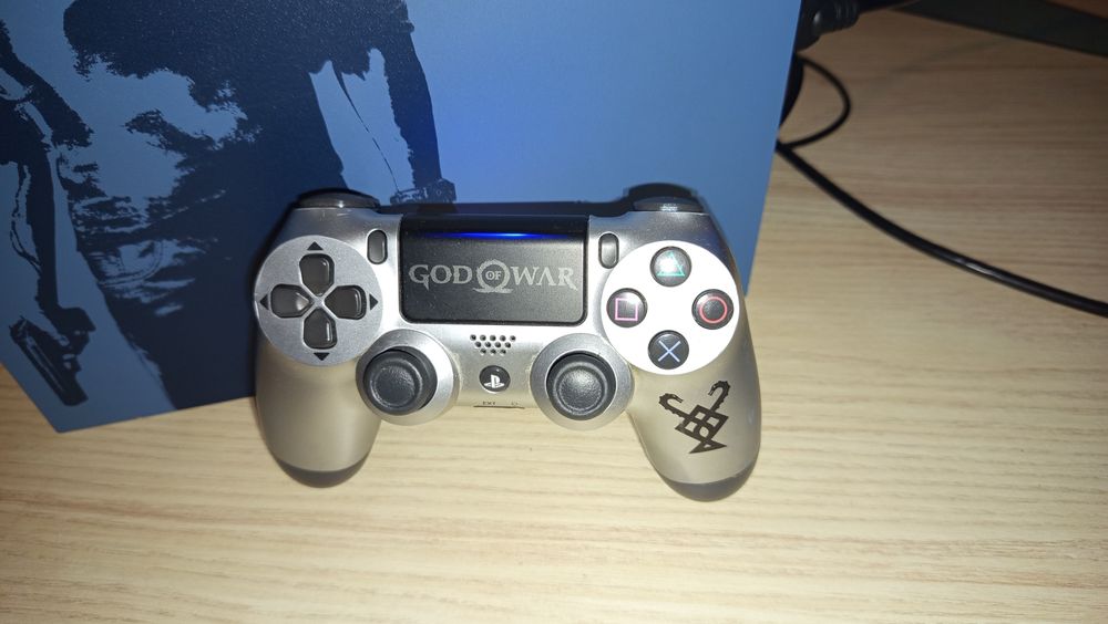 PS4 UNCHARTED 1 TB  + comando.