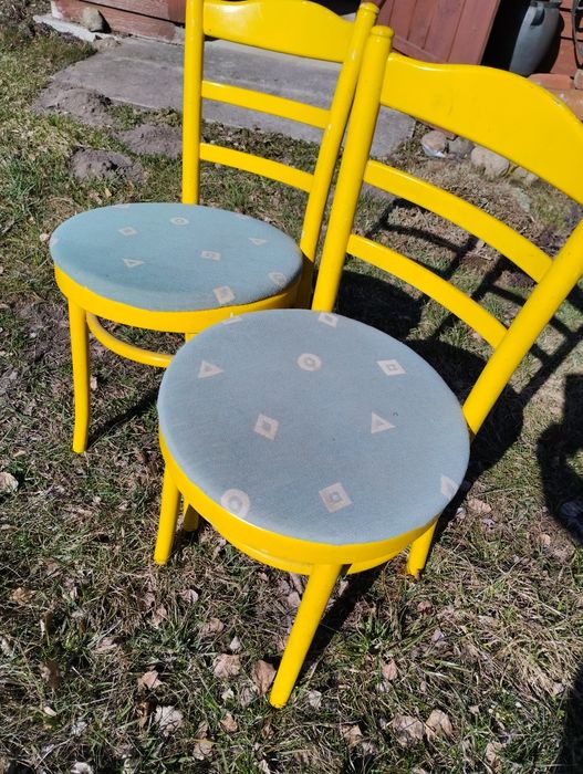 dwa krzesła z siedziskiem tapicerowanym