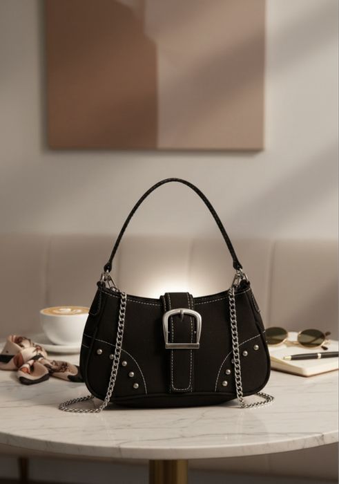 Стильна сумка-багет у стилі Y2K з ланцюжком та пряжкою