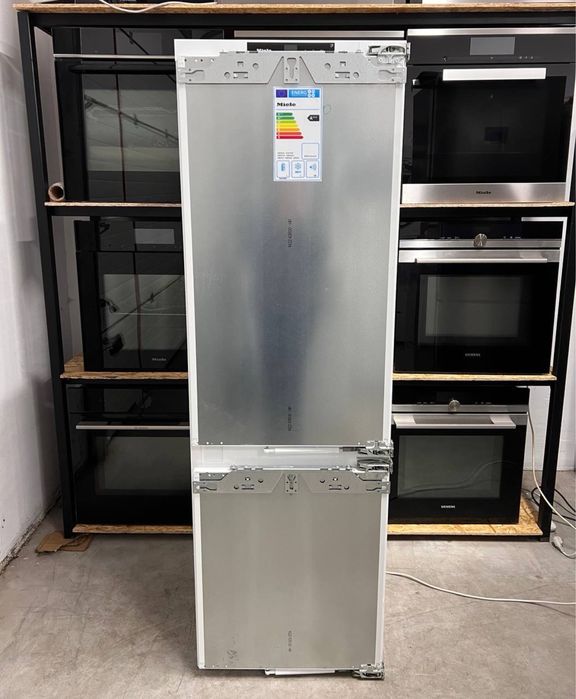 Вбудований холодильник Miele KFN 7744 C