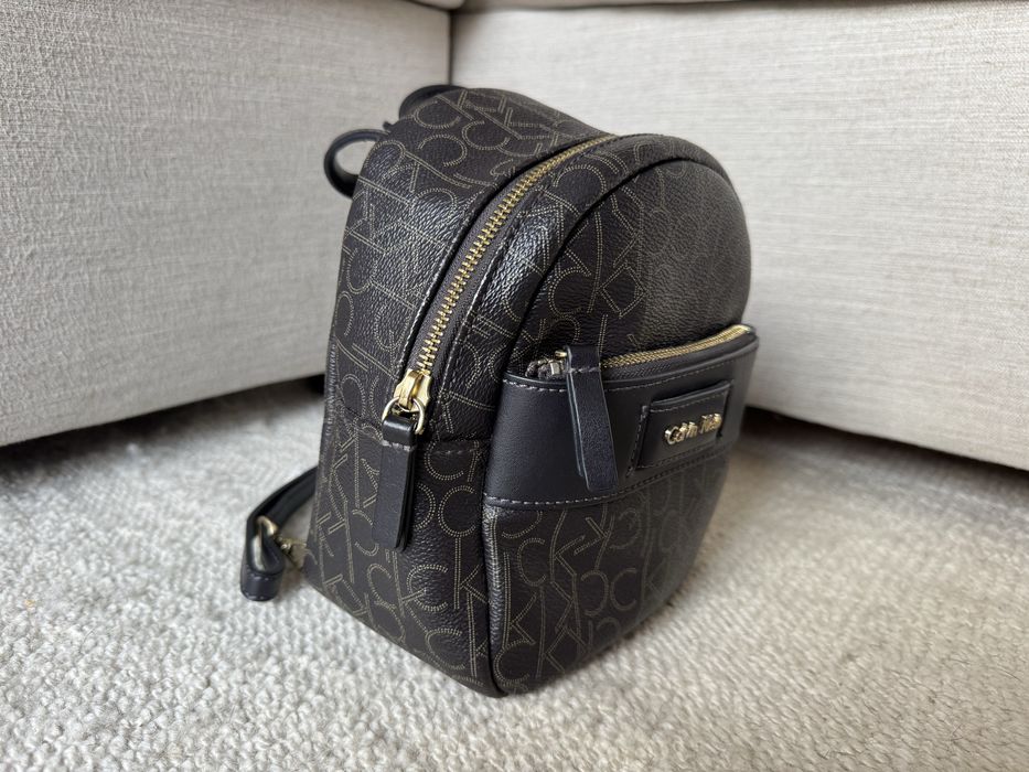 Mochila Mini Calvin Klein Monograma