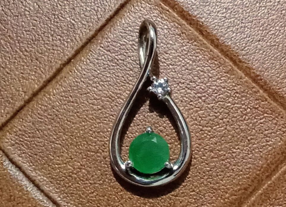 Pendente de Prata Lei e Esmeralda