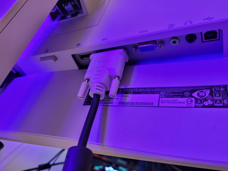 Monitor 24 ASUS z głośnikami, regulowany 360