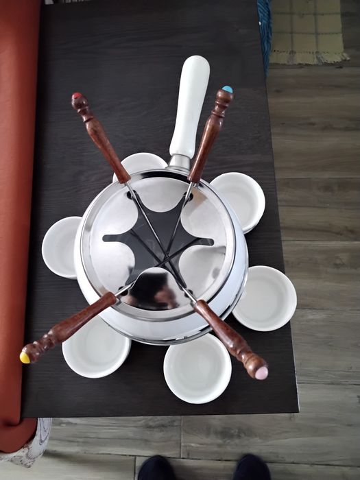 Fondu em inox e esmalte branco