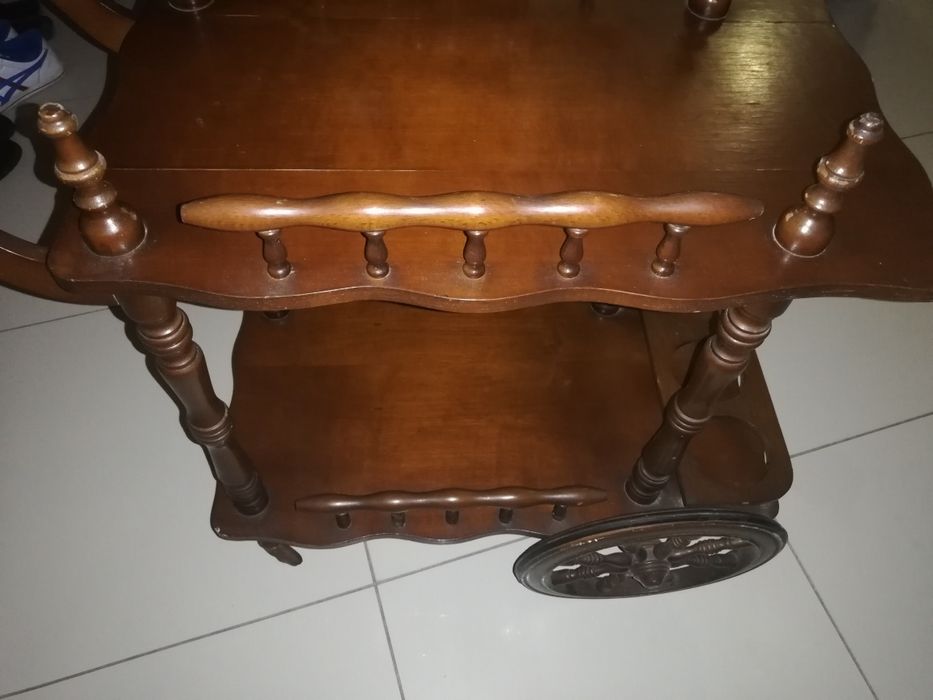 Carrinho de chá clássico em madeira