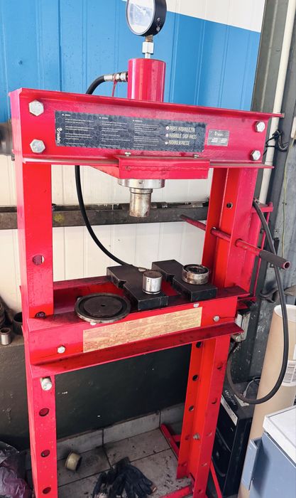Prasa Hydrauliczna 30 T przesówn tłok w lewo i praw spraw mało używana