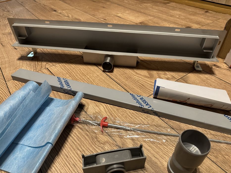 Odpływ ścienny 700mm z pokrywą odpływu.