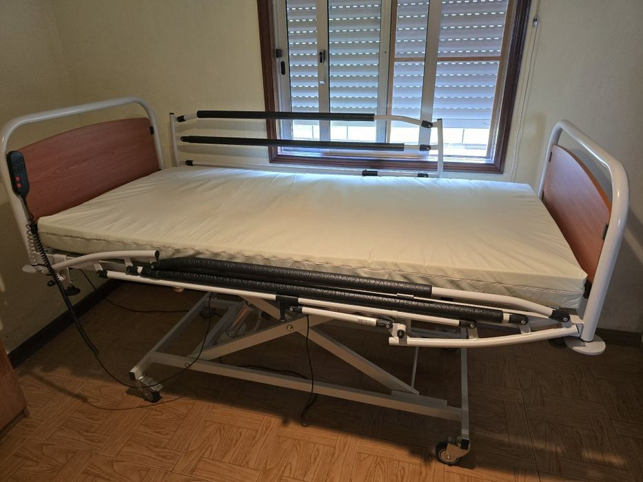 Cama articulada mais mesa de apoio