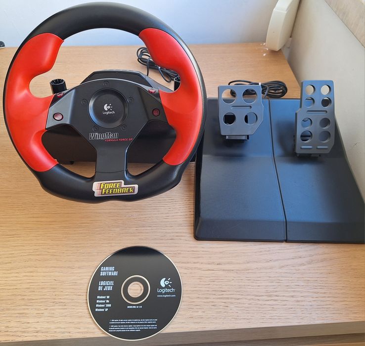 Volante e pedais Logitech USB