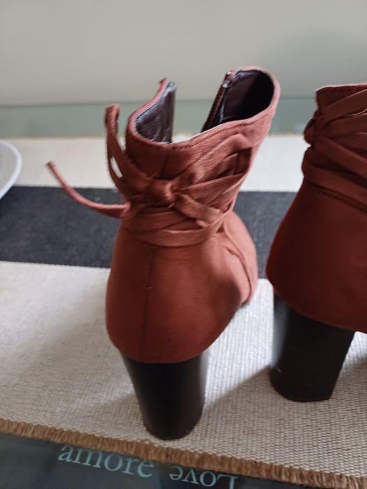 Botins cor ferrugem salto 8,5cm. Tamanho 39. Primark