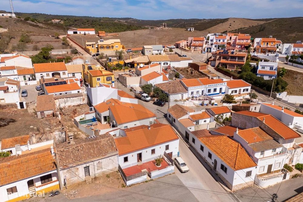 Moradia térrea tradicional à venda no centro de Budens.