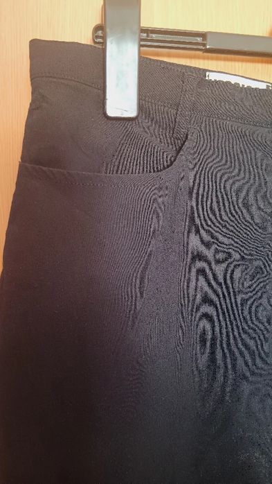 Saia preta com bolsos